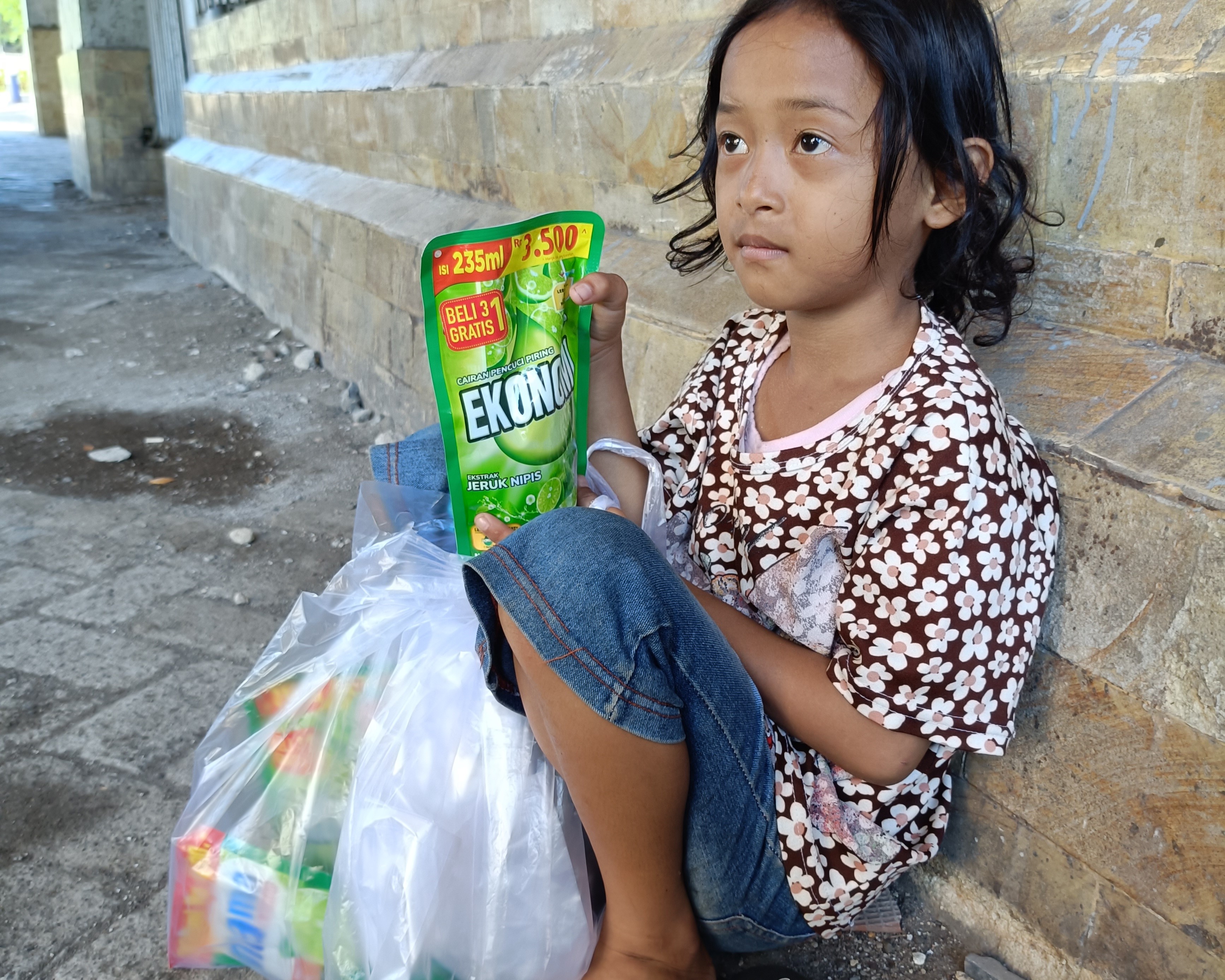 Keliling Jualan Sabun, Bocah Terlantar Ini Berjuang Demi Bisa Sekolah