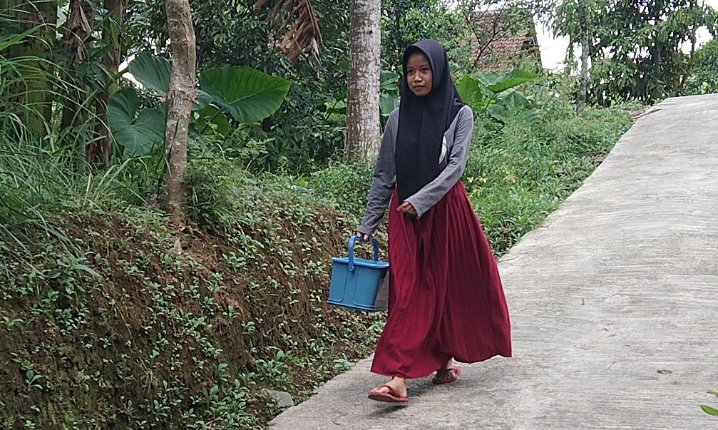 Piatu Terlantar Ini Jualan Pentol Demi Hidupi Kakek Idap Stroke