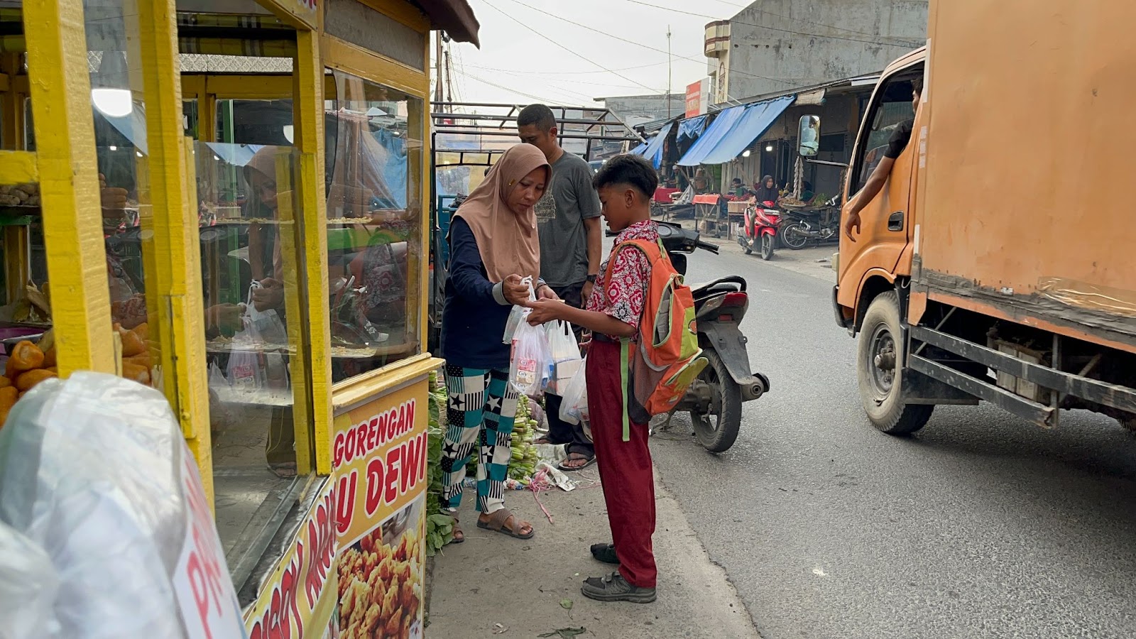 Keliling Jualan, Yatim Piatu Ini Berjuang Cari Nafkah