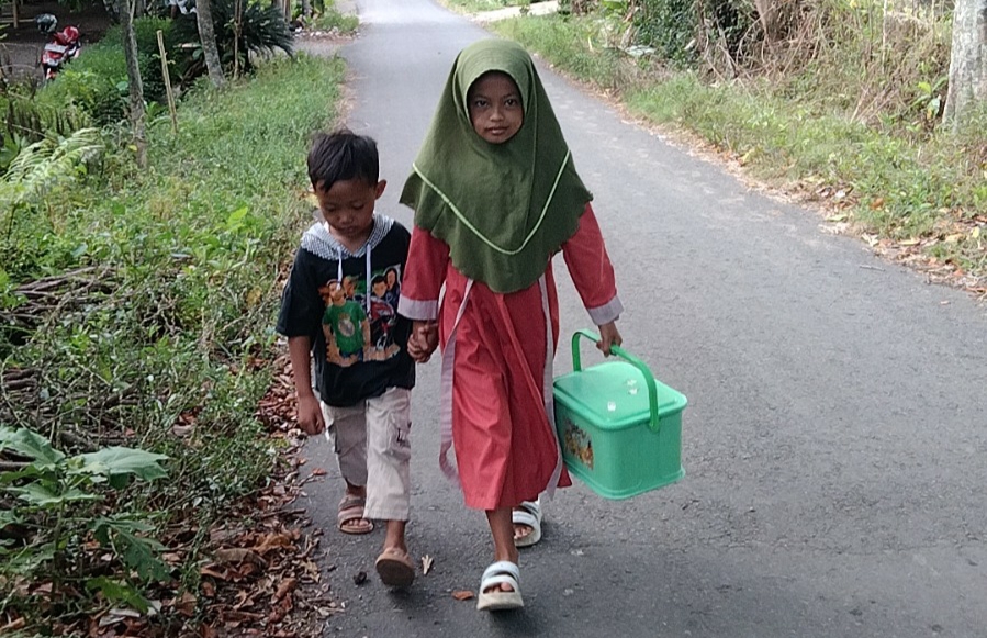 Demi Bertahan, 2 Yatim Terlantar Ini Keliling Jual Gorengan