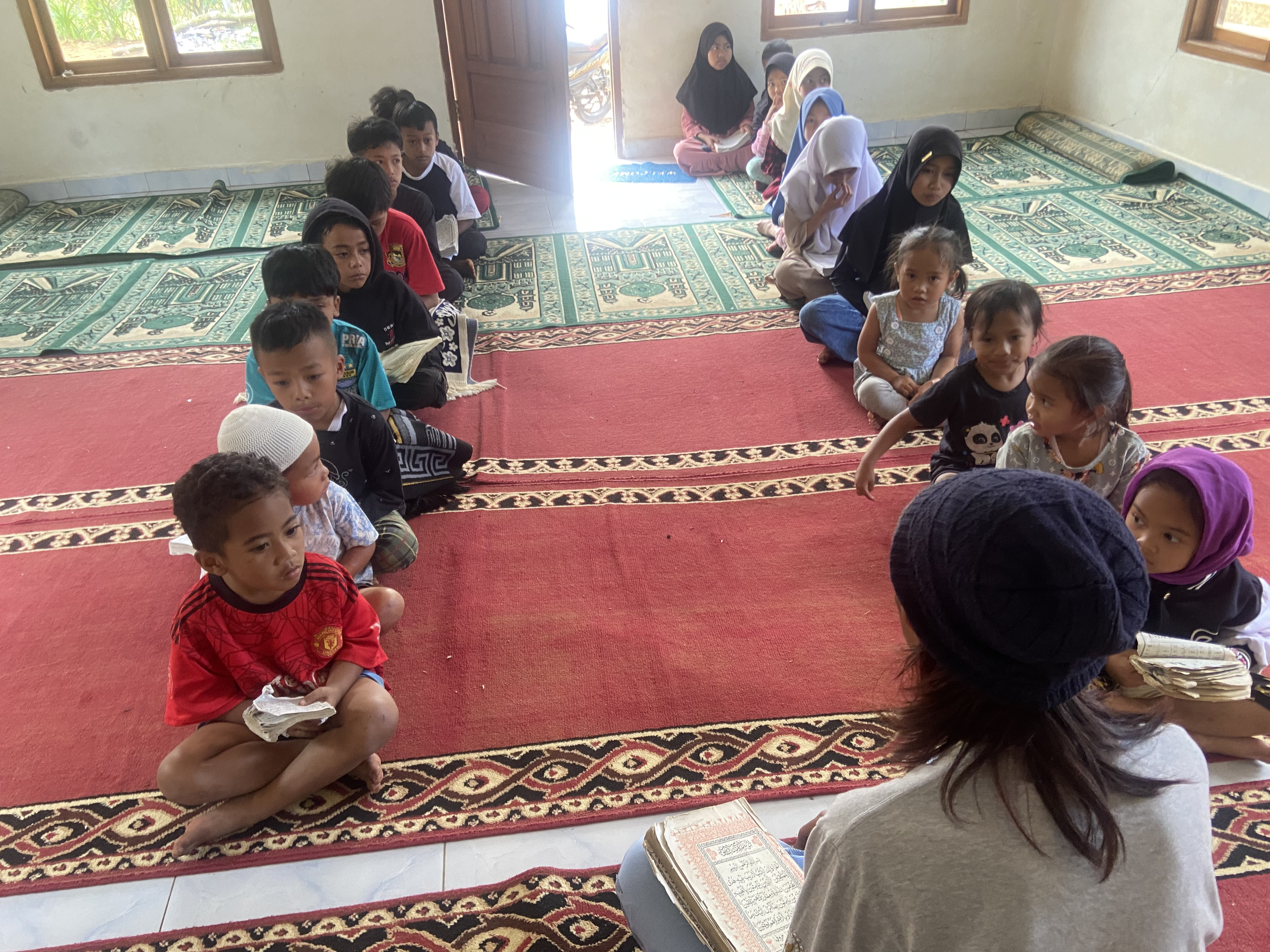 Pahala Mengalir, Beri Puluhan Santri Miliki Al Qur'an Layak