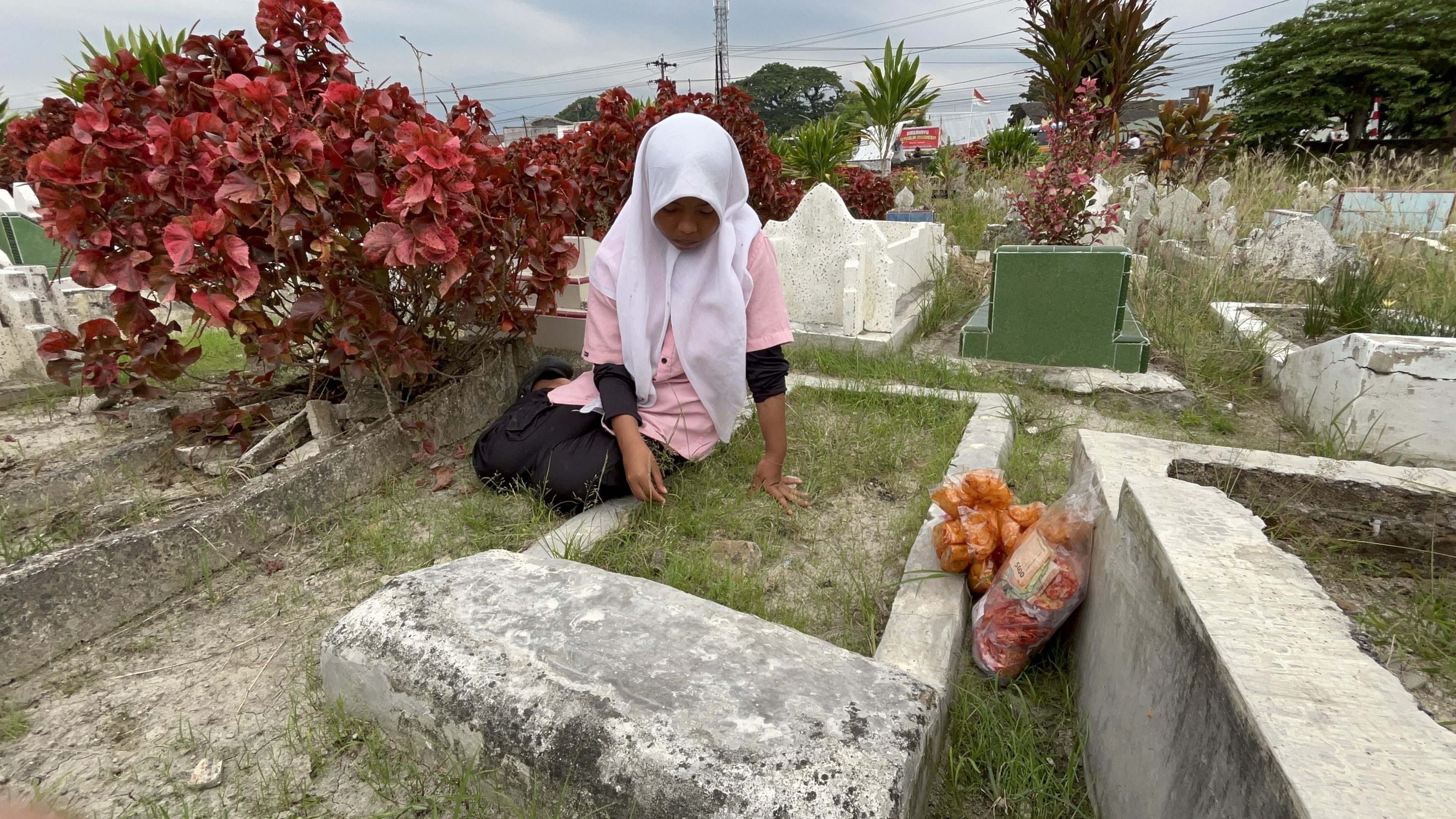 Ibu Pergi, Yatim Ini Jualan Keripik Demi Bertahan Hidup