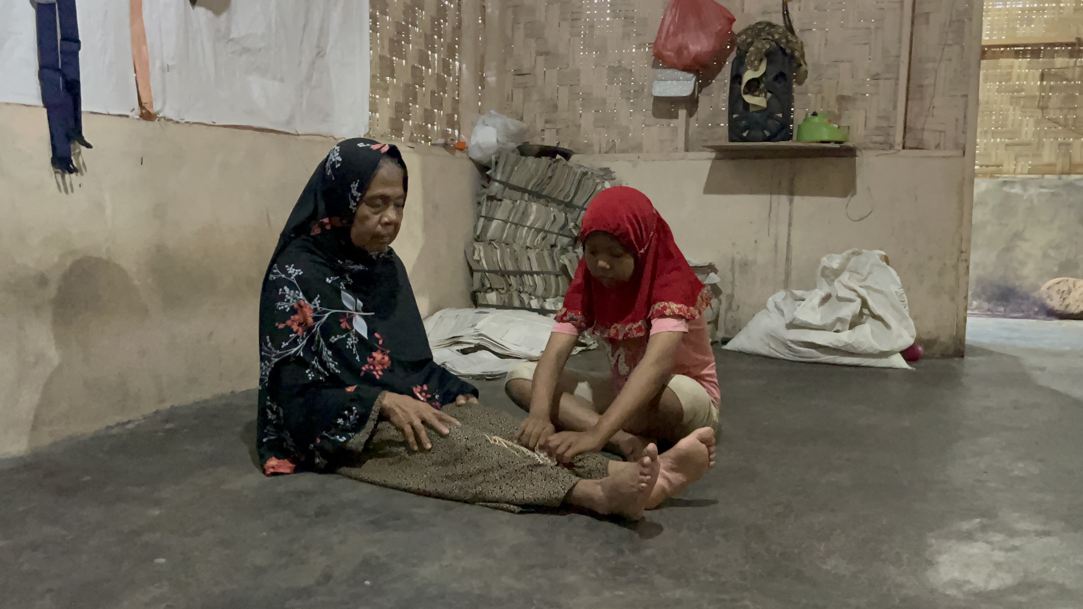 Ditelantarkan Ayah, Bunga Jadi Pemulung Demi Sesuap Nasi
