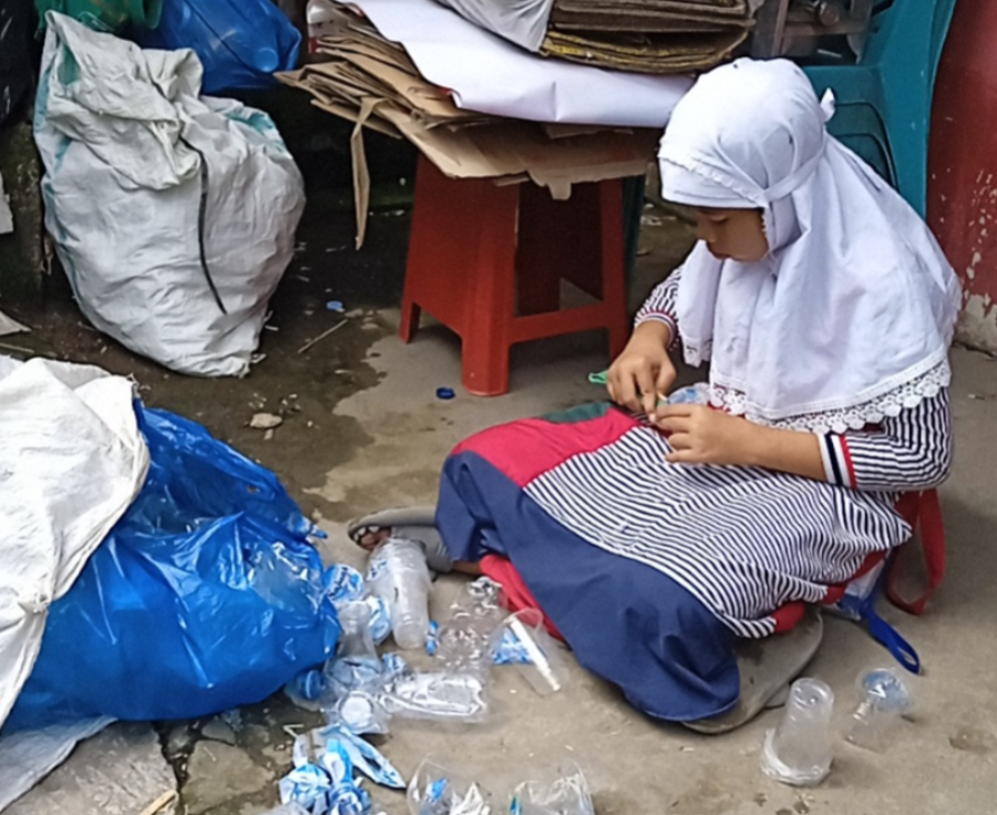 Ditelantarkan Ayah, Kakak Beradik Jadi Pemulung Demi Bertahan