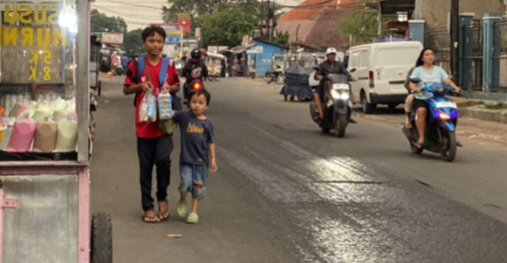 Bocah Penjual Susu Ini Berjuang Demi Bantu Keluarga