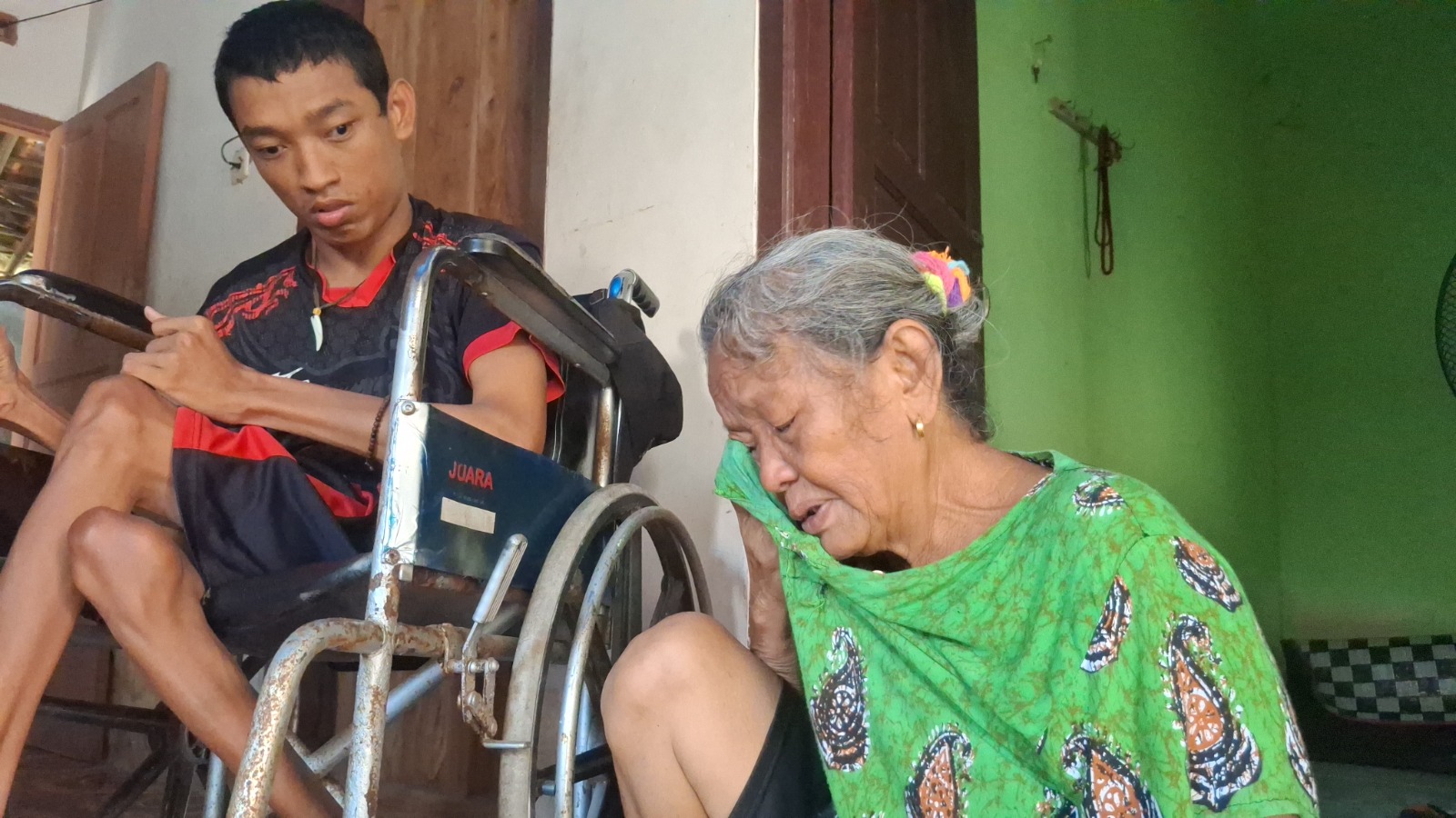 Bantu Nenek 75 Tahun Ini Berjuang Rawat Anak Disabilitas