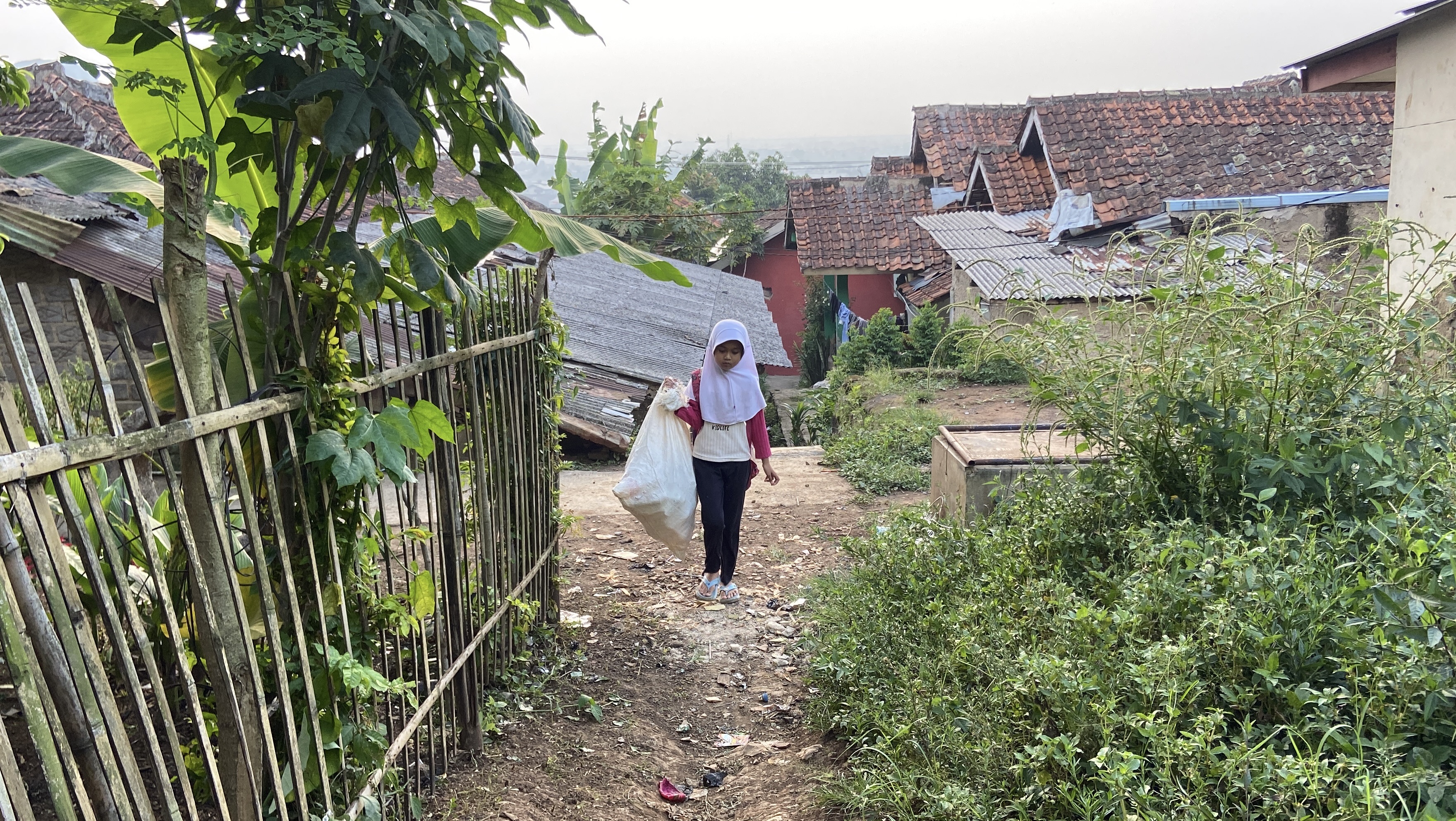 Bocah 9 Tahun, Harus Mencari Rongsok Demi Bisa Sekolah