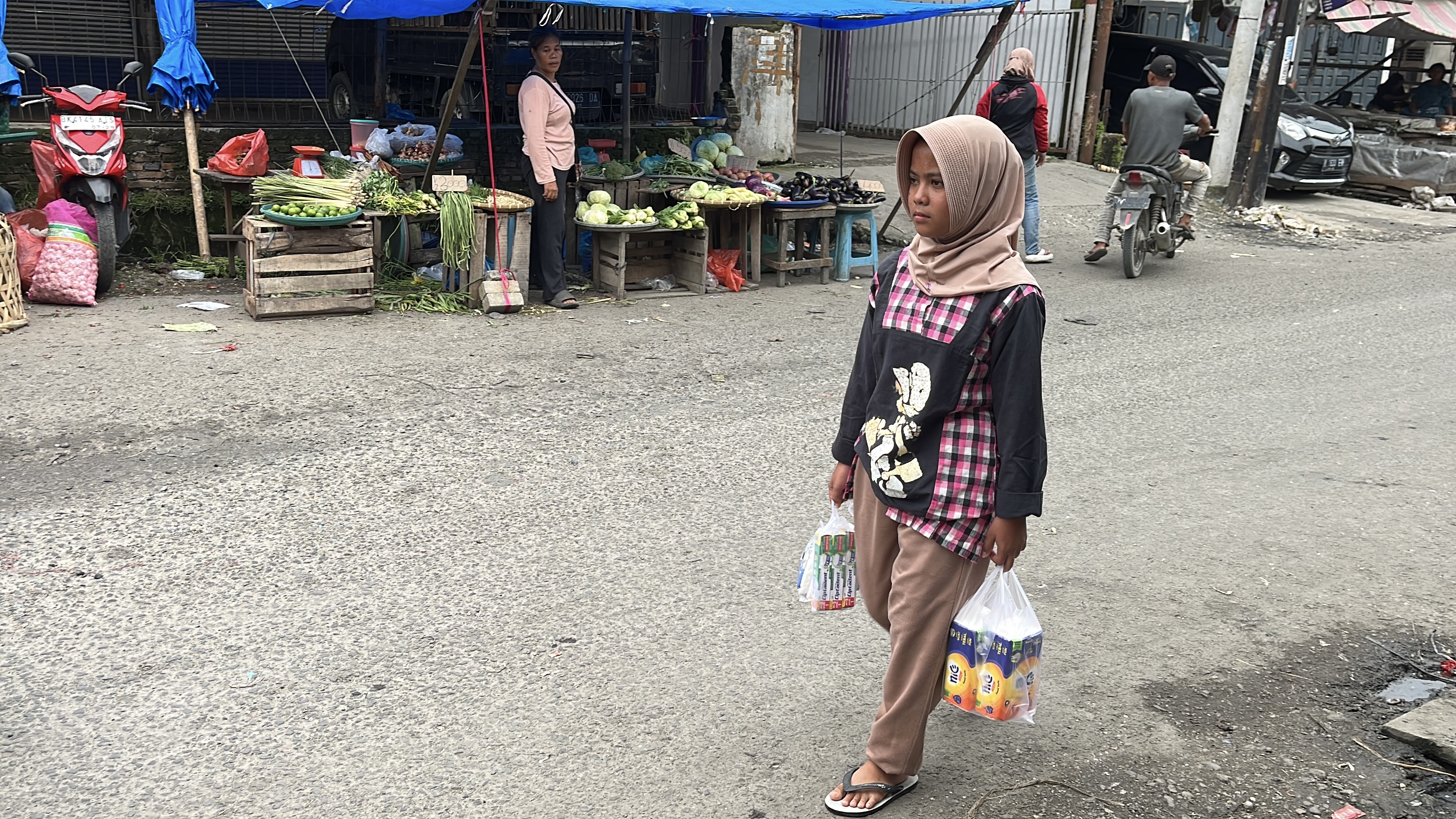 Di tinggal Ibu, Yatim Ini Rela Jualan Demi Bisa Makan