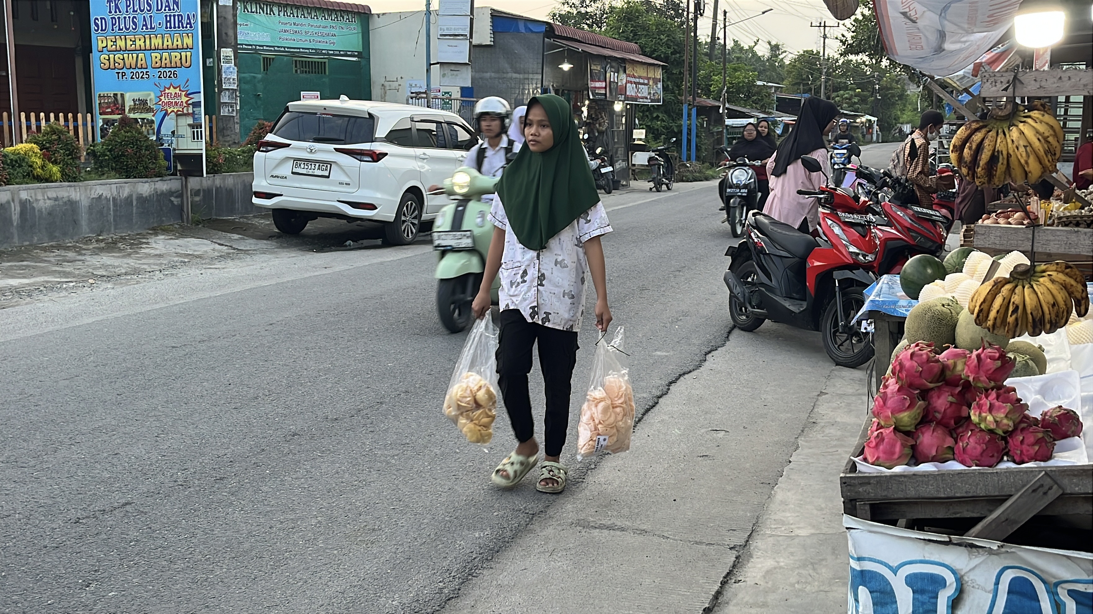 Rela Putus Sekolah, Yatim Penjual Kerupuk Ini Bertahan