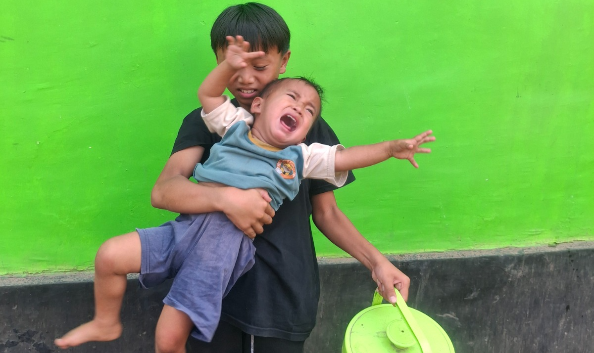 Yatim Piatu Ini Jual Es Lilin Demi Hidupi Adiknya Sendirian