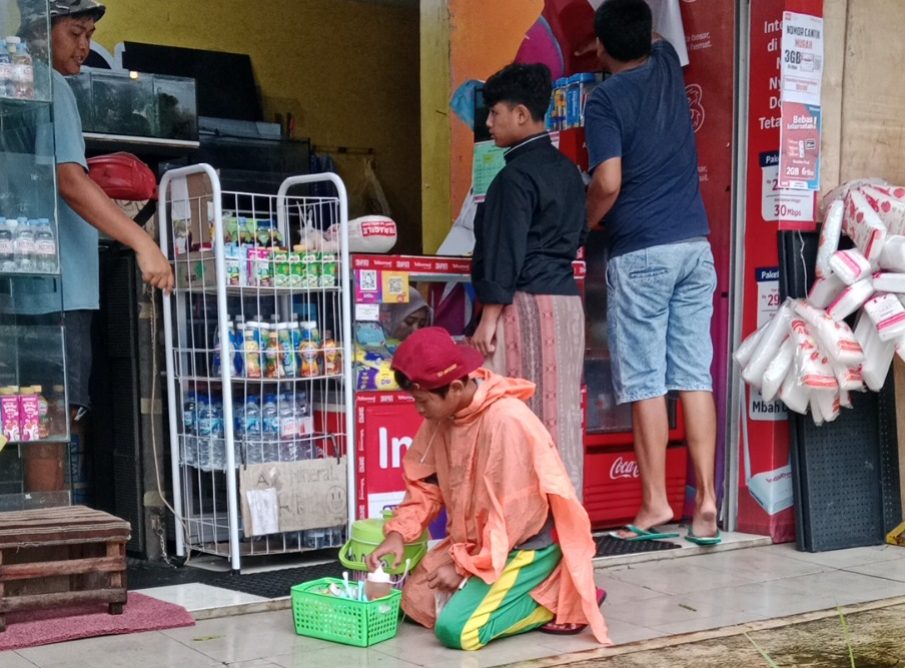 Nugi, Bocah 12 Tahun Ini Jual Cilok Demi Kesembuhan Ibunya