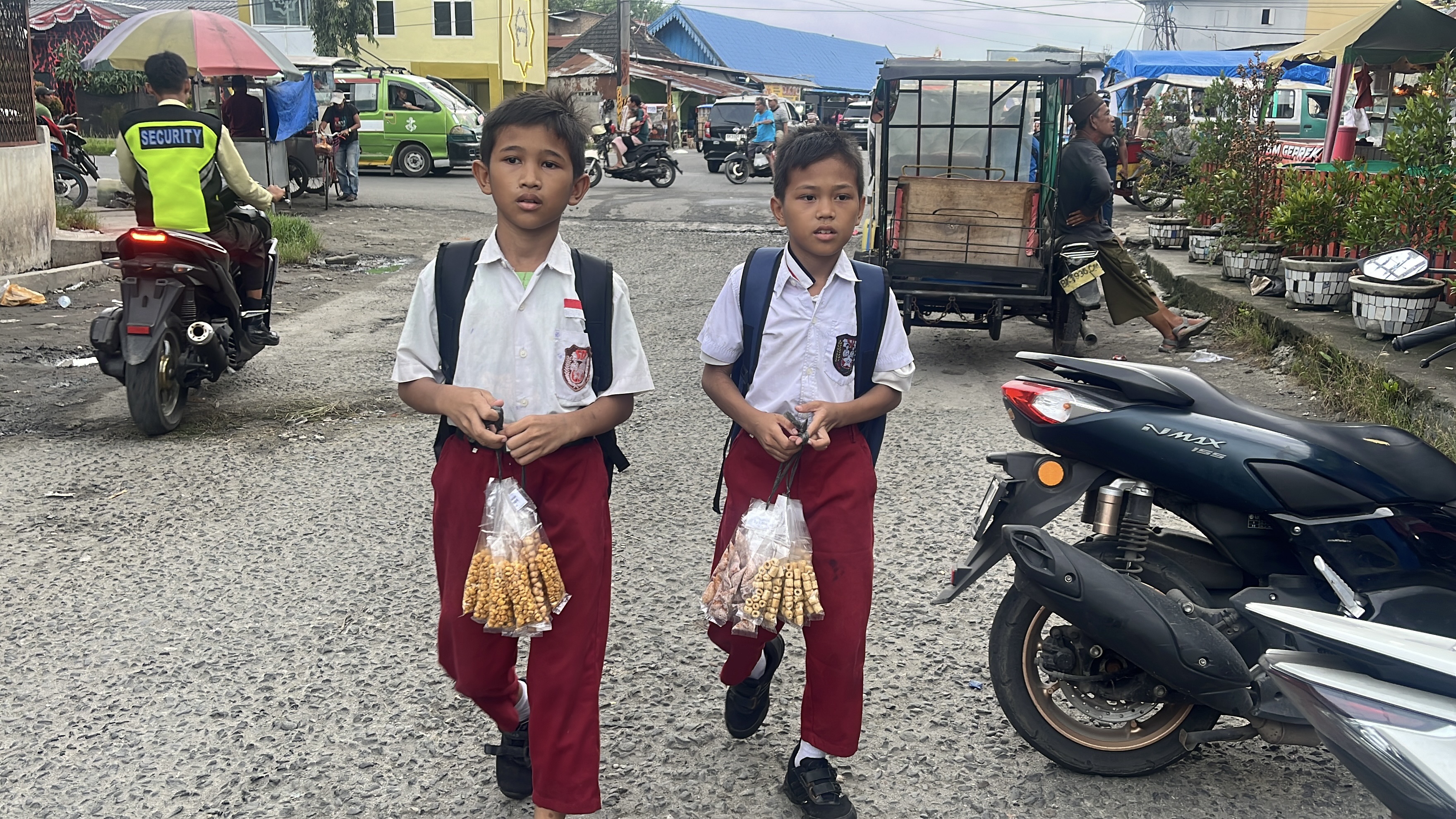 Diterlantarkan Ayah, 2 Bocah Piatu Jualan Sampai Malam