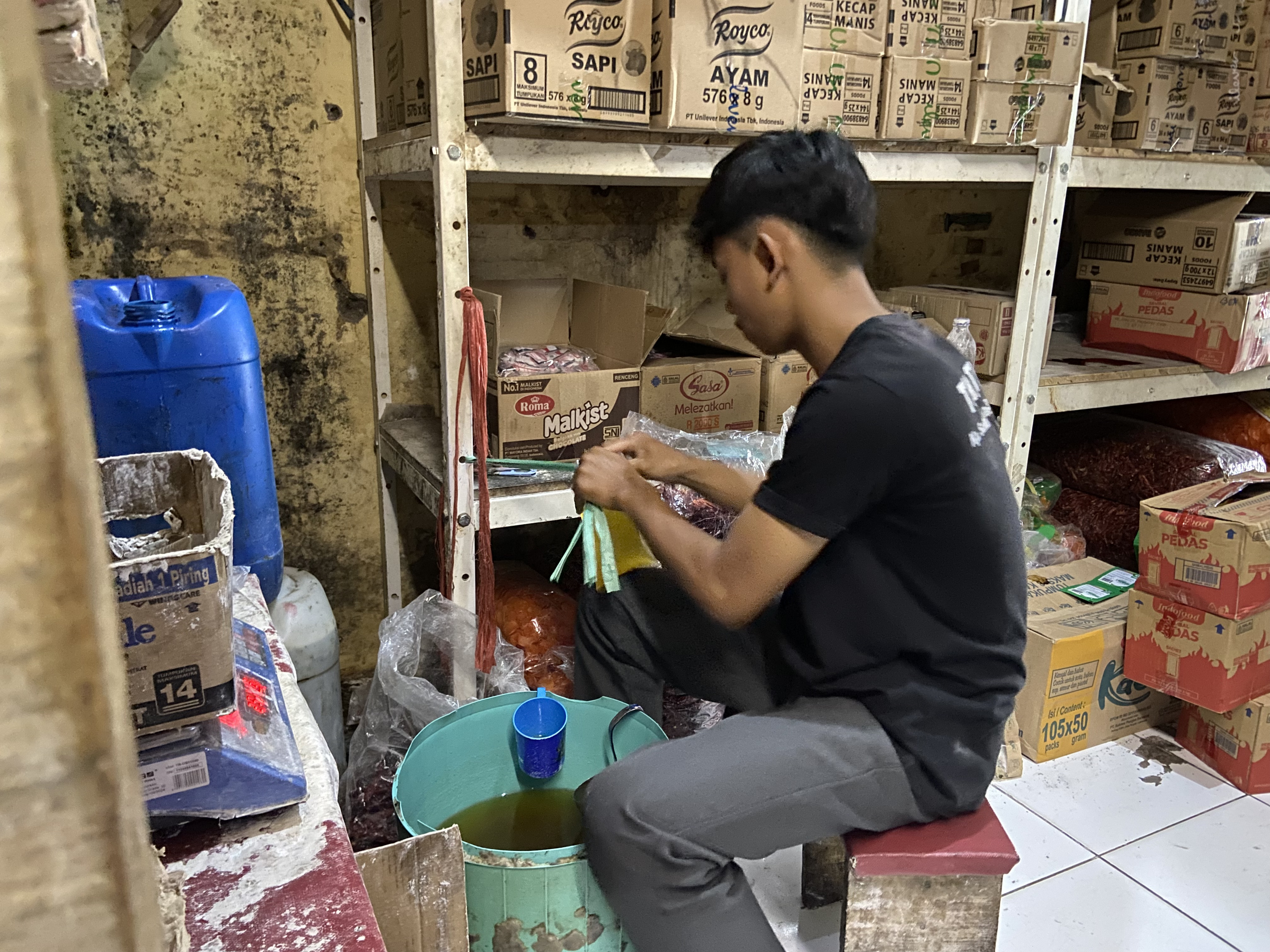 Terpaksa Putus Sekolah, Yatim Ini Jadi Buruh Angkut Hidupi Adik dan Ibu Stroke