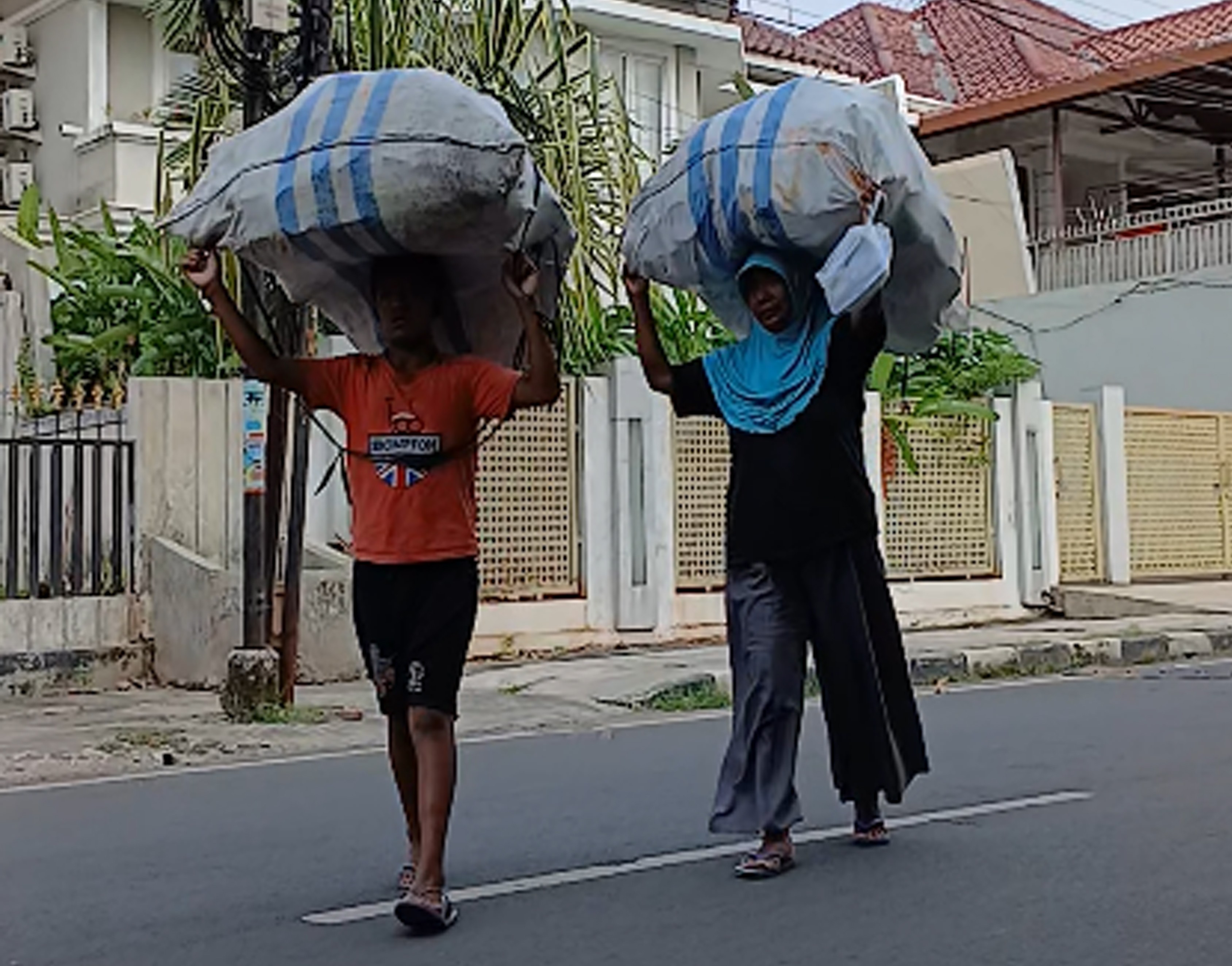 Bocah Kecil Ini Rela Merongsok Agar Bisa Bertahan Hidup