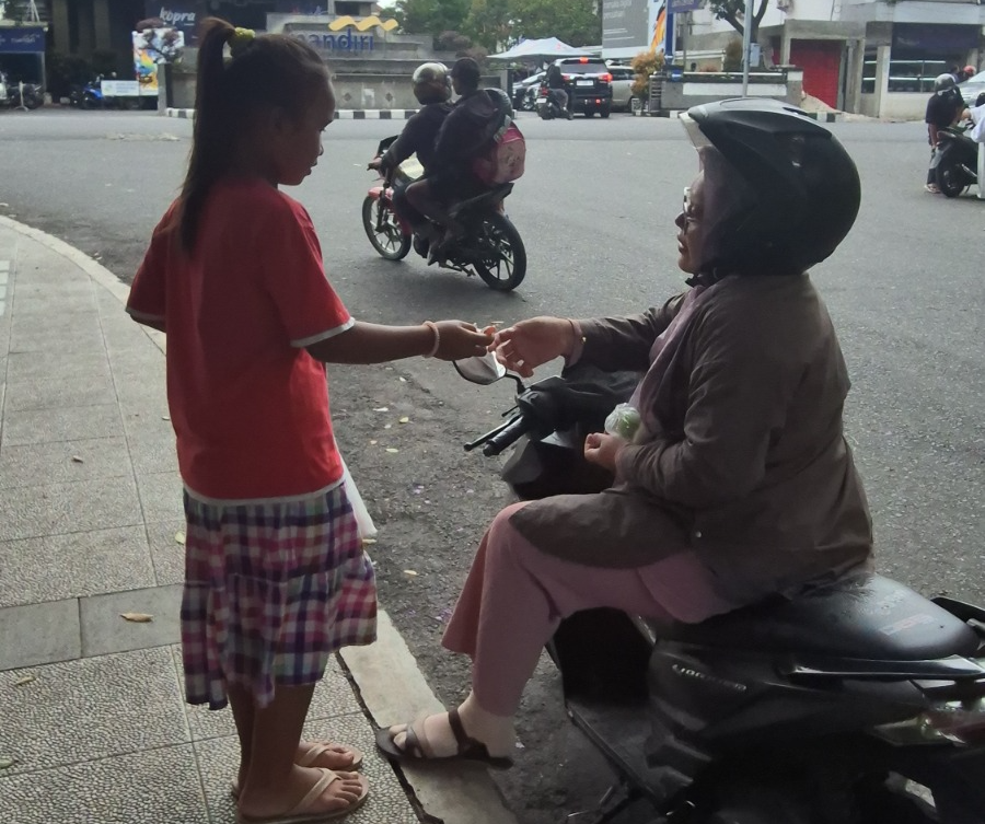 Piatu Ini Keliling Jualan Sampai Malam Demi Bisa Bertahan