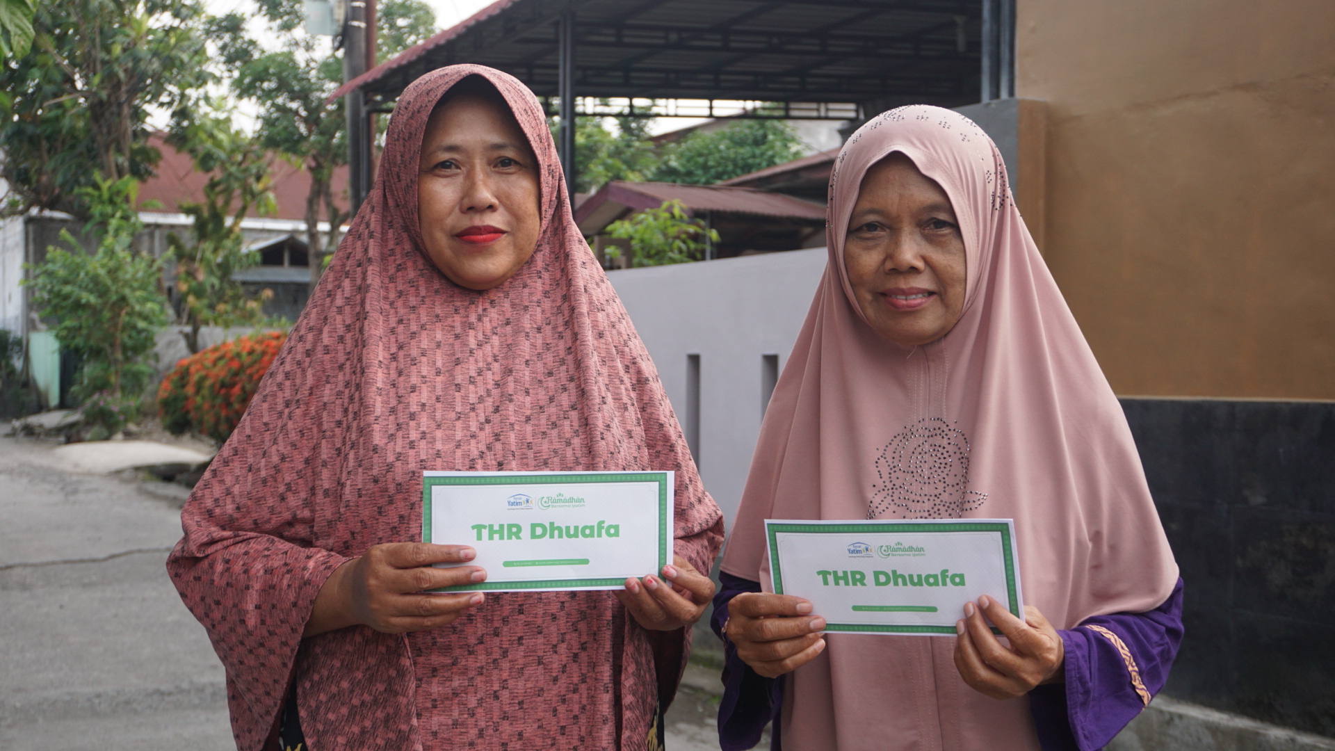 Berbagi THR Untuk Dhuafa