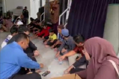 Berbagi Sepiring Makan Untuk Jamaah Masjid