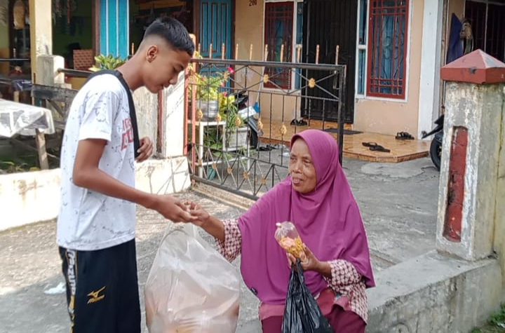 Ukir Senyum Alif dengan Tebar THR Lebaran
