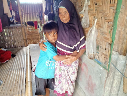 Bantu Arfan Sambut Lebaran dengan Sandang Layak