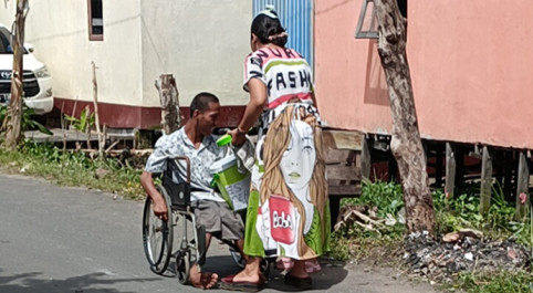 Iftar Hangat Untuk Ari, Difabel Pejuang Jalanan