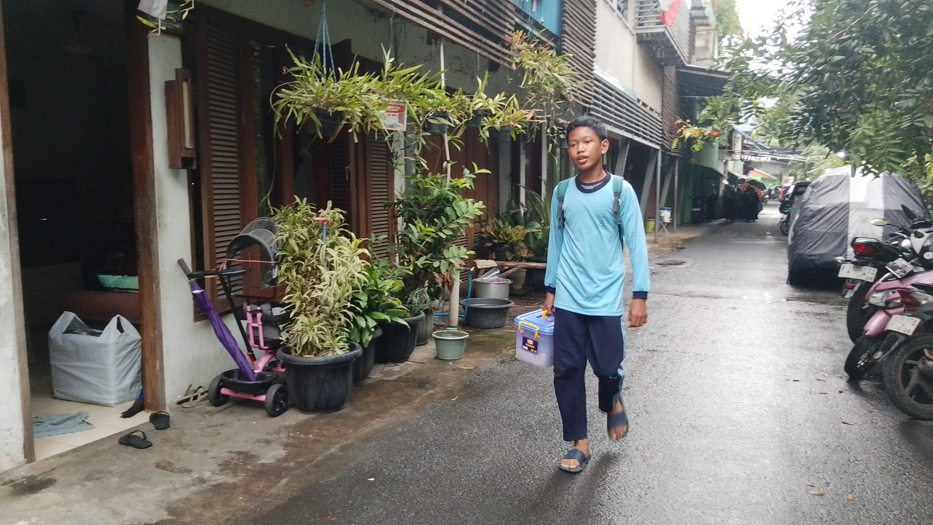 Yatim Piatu Ini Rela Jualan Demi Bisa Makan dan Terus Sekolah