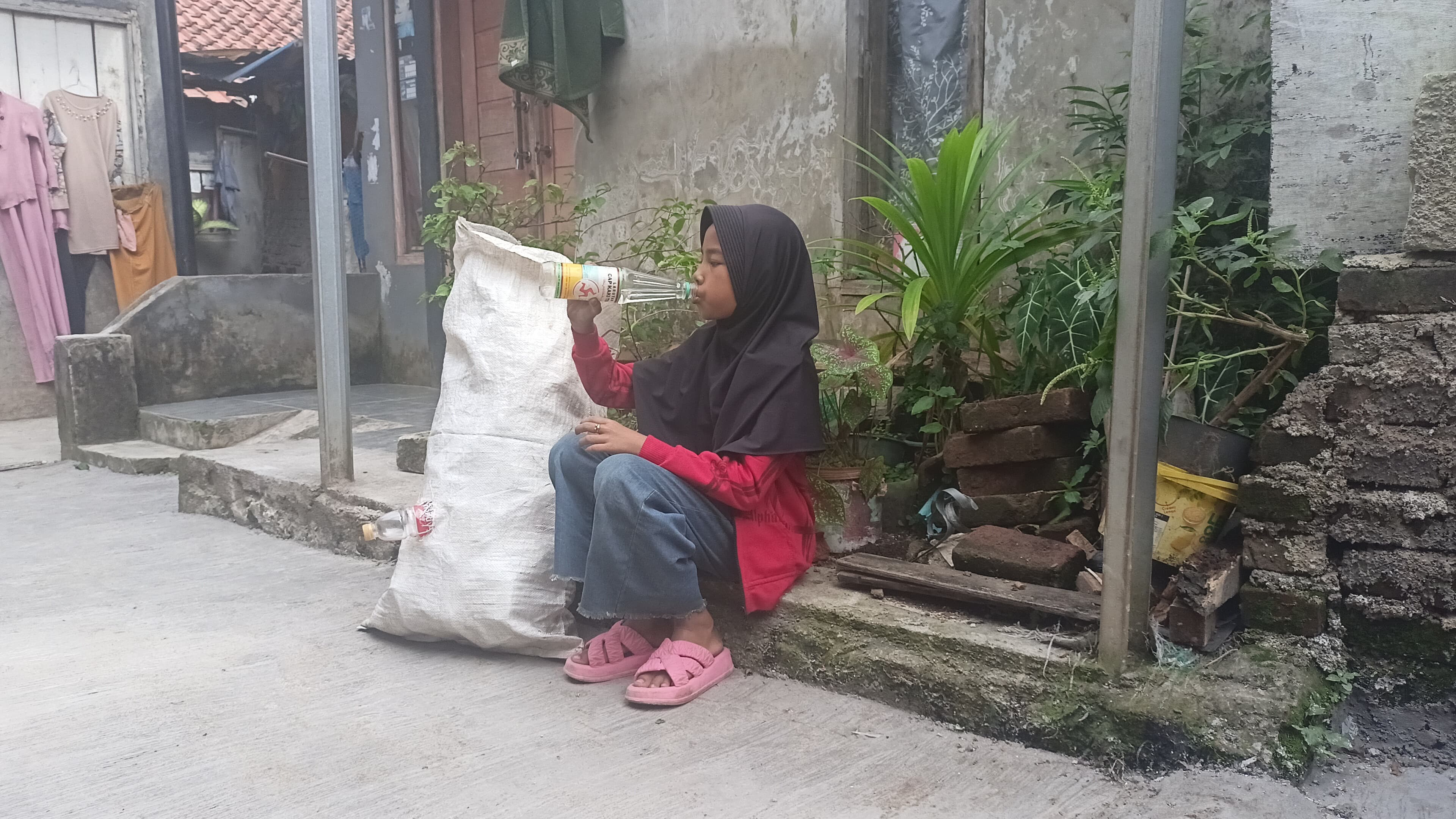 Cari Rongsok, Bocah Yatim Rela Bertahan Demi Ibu Yang Sakit