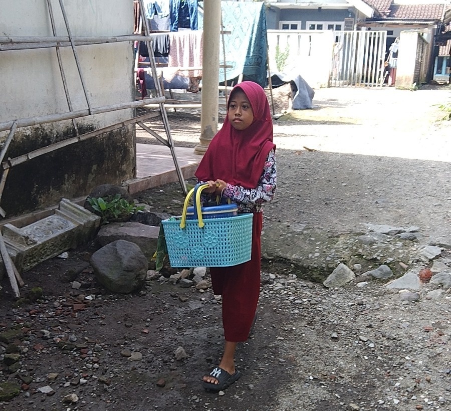 Piatu 10 Tahun Ini Rela Jual Es Keliling Demi Makan dan Sekolah