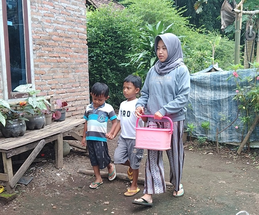 Jual Gorengan, Bantu Lina Berjuang Demi 2 Adik Yatimnya