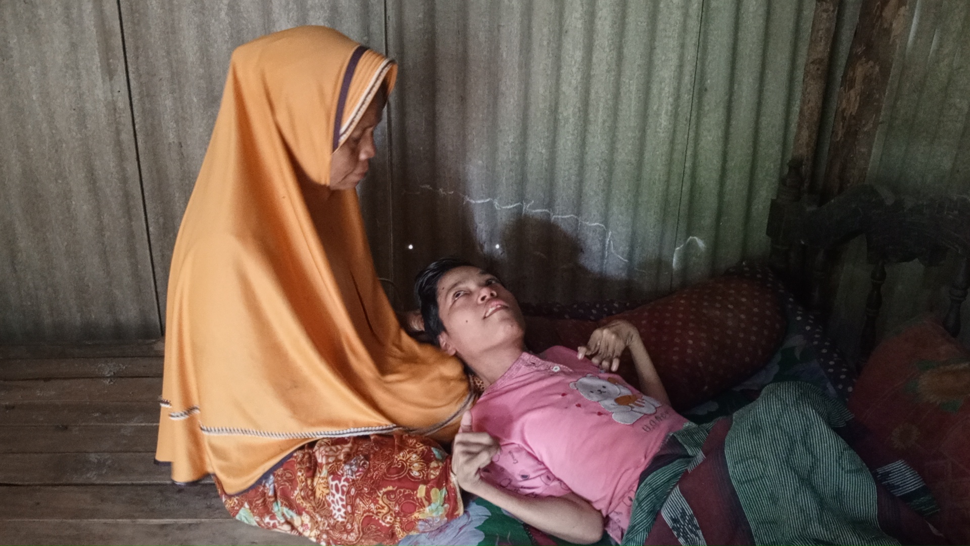 Ibu Pencari Kayu Bakar, Rawat Anak Disabilitas