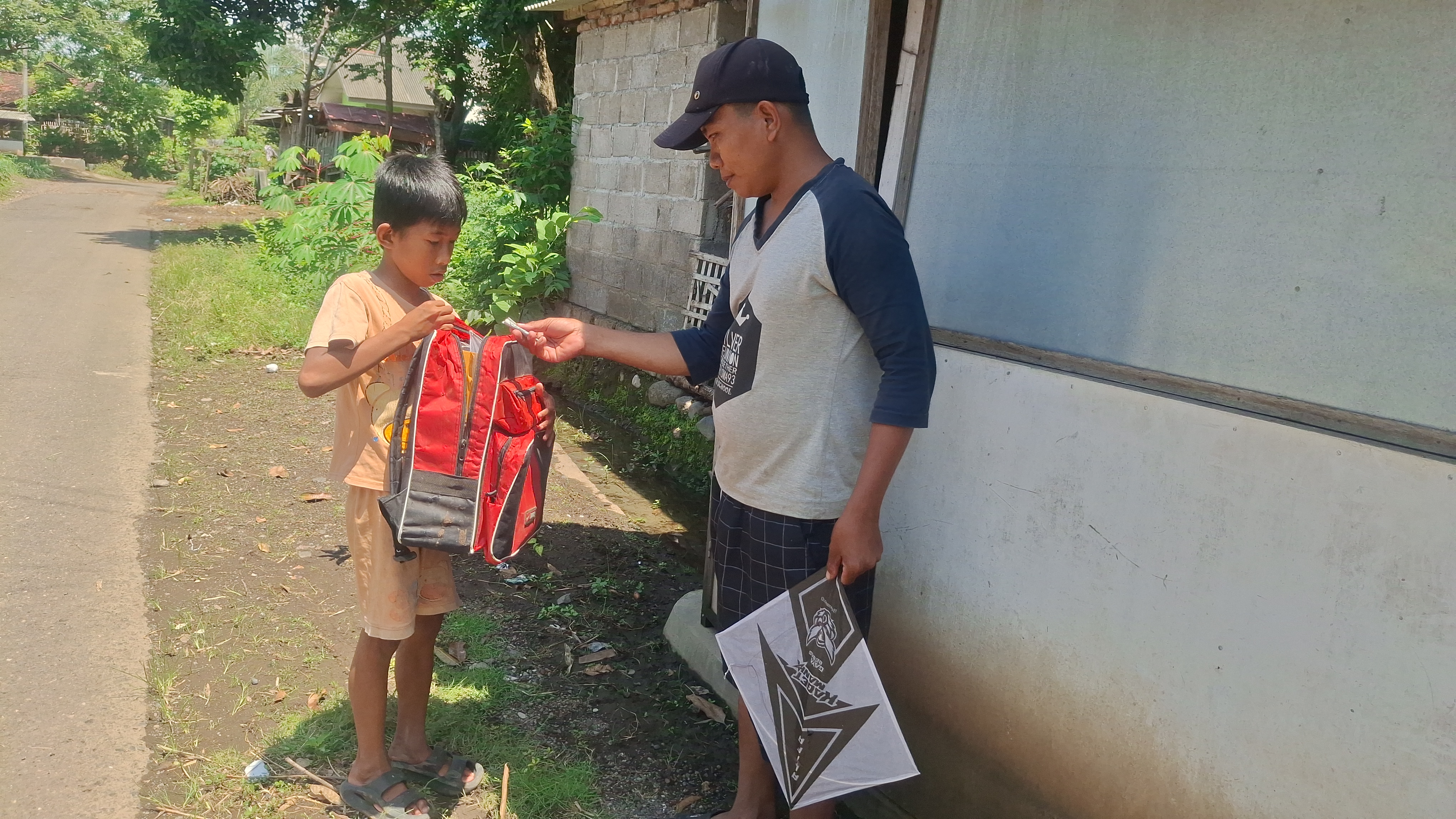 Jual Layangan, Bocah 9 Tahun Ini Hidup Sendirian