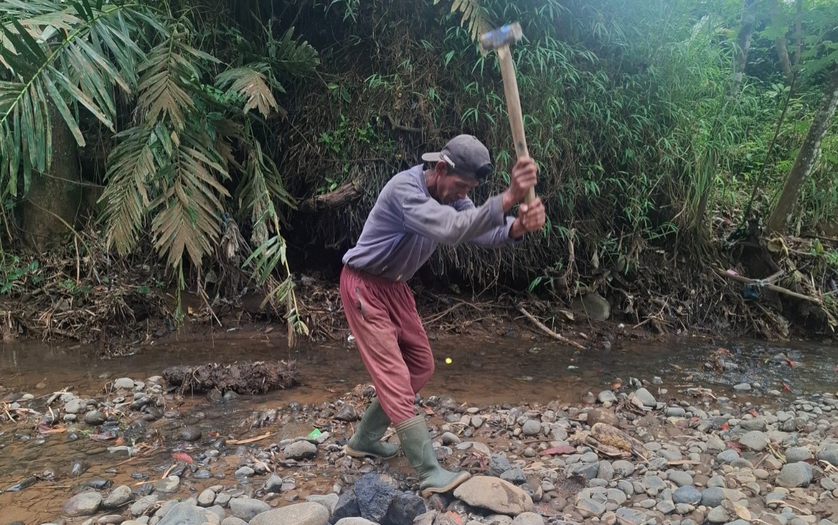 Perjuangan Seorang Ayah Pemecah Batu Demi Masa Depan Anaknya