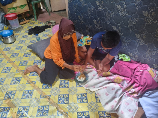 Kisah Tulus Nenek Sebatang Kara Asuh Anak Terlantar