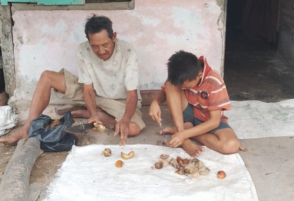 Perjuangan kakek 74 Tahun Demi Cucu Tetap Sekolah