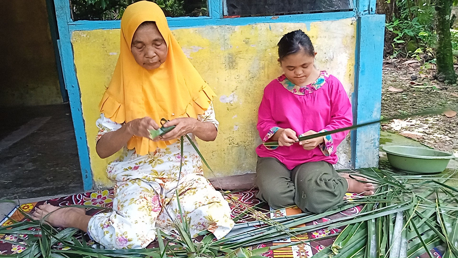 Perjuangan Nenek Jusma di Usia 68 Tahun Rawat Anak Down Syndrome
