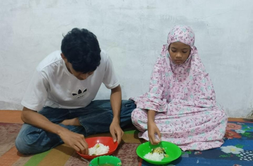 Danil, Rela Jadi Buruh Demi Hidupi Adik Yatim Piatunya