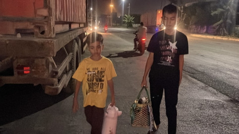 Jualan Sampai Malam, 2 Kakak Beradik Yatim Berjuang Demi Bisa Makan