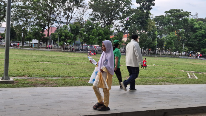 Hidupi Nenek Sakit Jantung, Syifa Keliling Jualan Air Sampai Malam