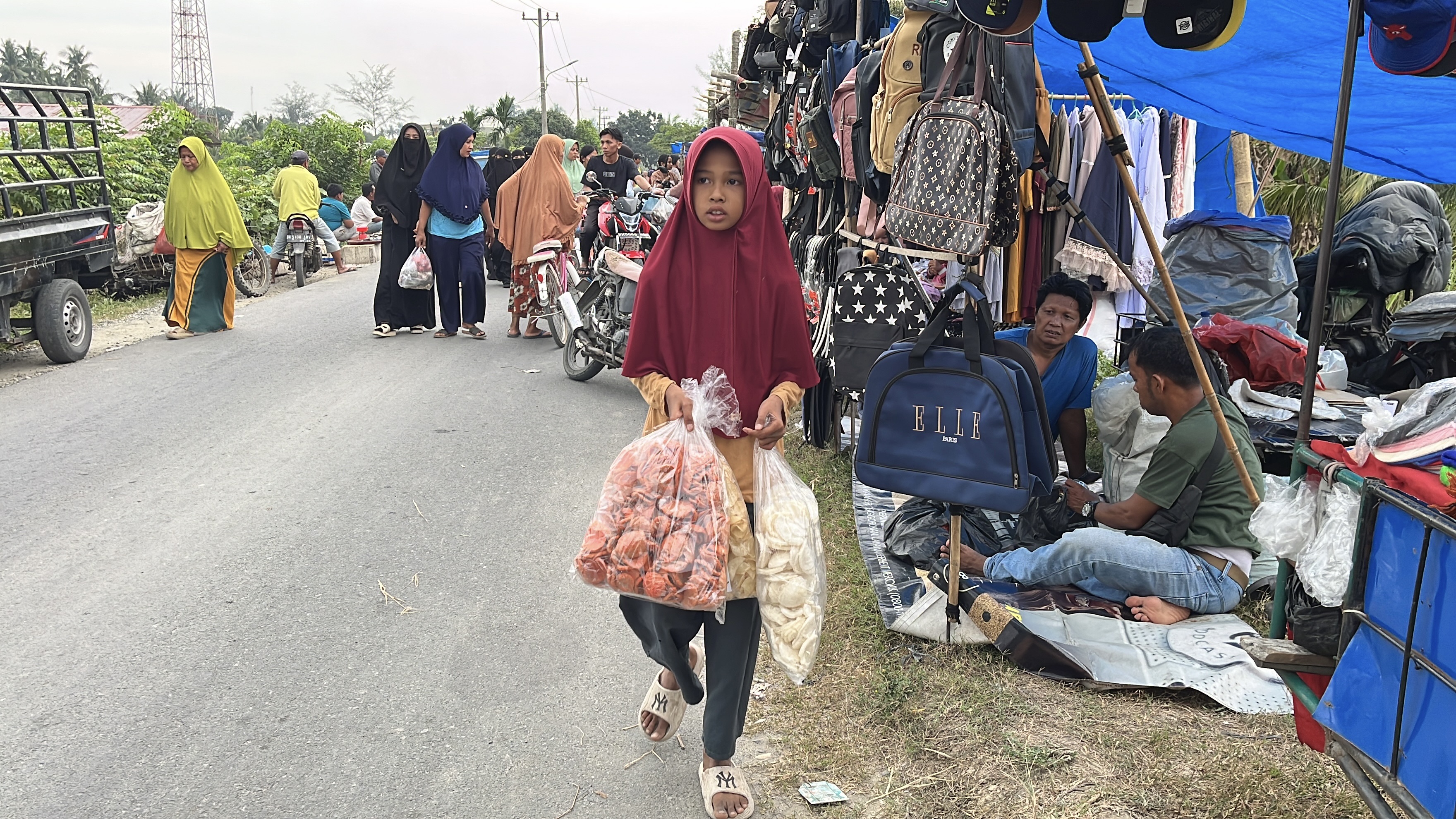 Jual Kerupuk di Pasar, Bantu Aulia Bisa Terus Sekolah