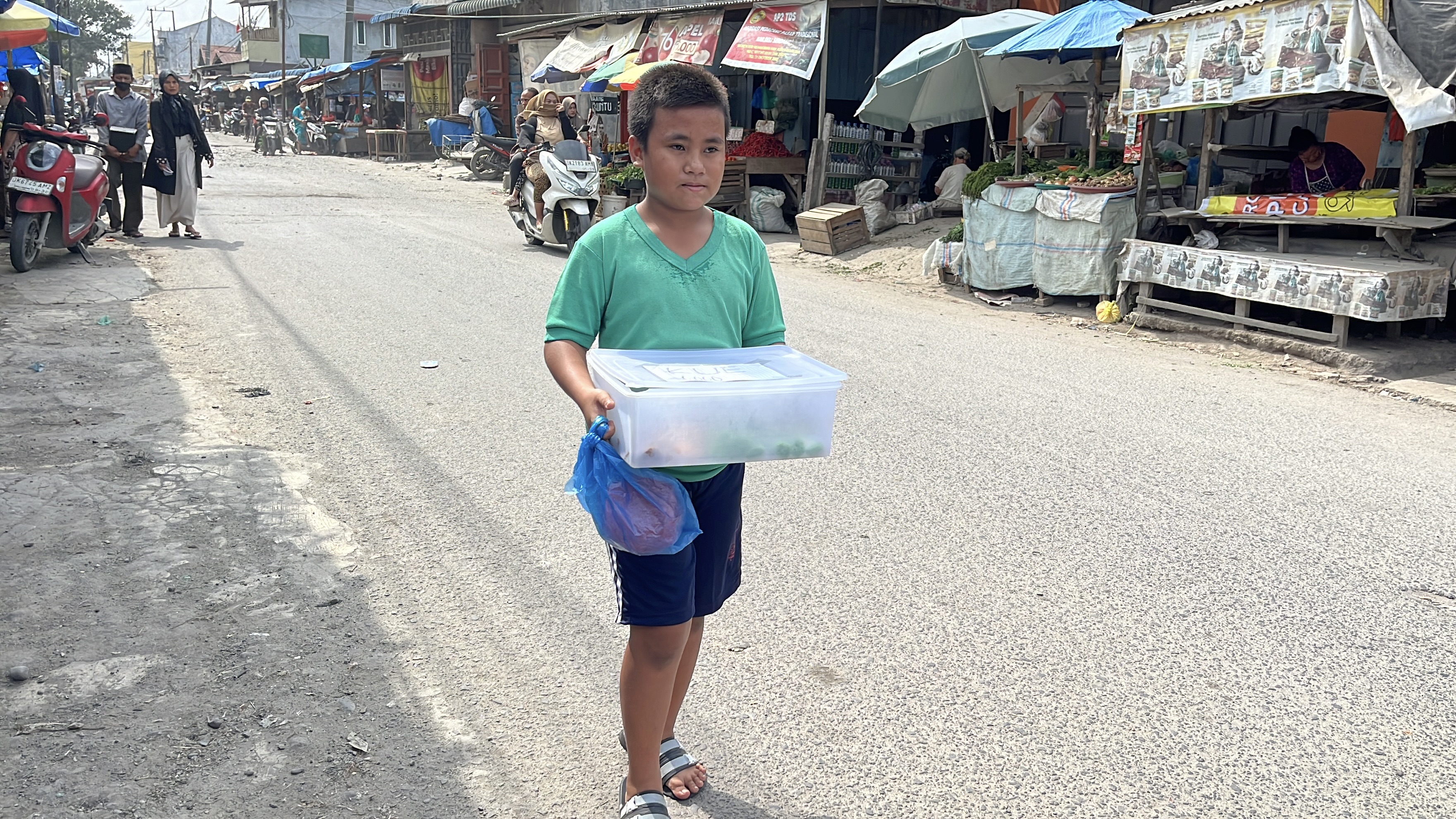 Yatim Ini Rela Jualan Demi Hidupi Nenek dan Adiknya