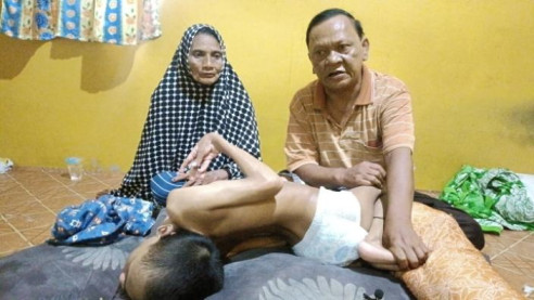 Rawat Cucu Difabel, Bantu Kakek Abdurahim