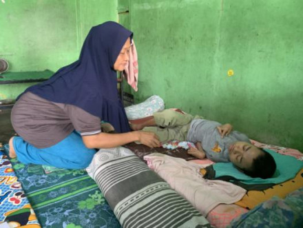 Bantu Bu Tumiyati Berjuang Rawat Anak Difabel