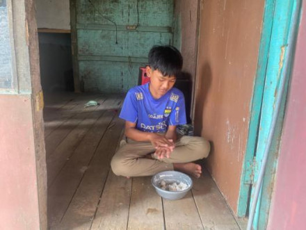 Pulang Sekolah, Alpian Tak Bermain… Ia Keliling Jualan Demi Bertahan Hidup