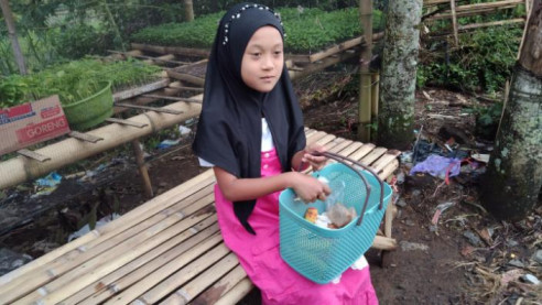 8 Tahun, Jualan Demi Makan Adzkia Bertahan Tanpa Orang Tua