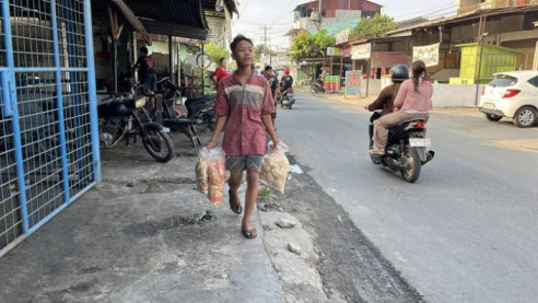 Ditinggal Ayah Ibu, Kakak Penjual Kerupuk Berjuang Demi Adik Yatimnya