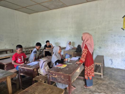 Di Tengah Keterbatasan: perjuangan Bu atik Mencerdaskan Anak Bangsa