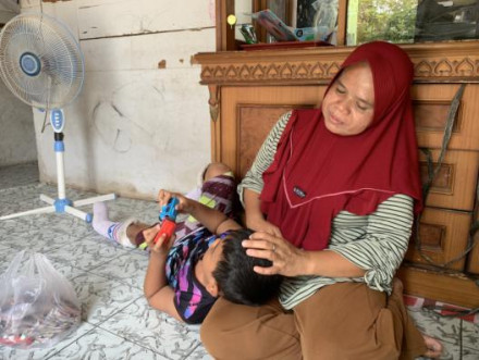 Jadi ART, Bantu Bu Rusnah Rawat Anak Difabel