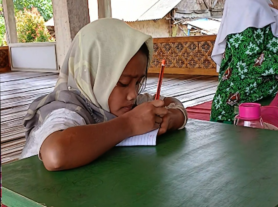 Tak Punya Seragam, Bantu Yayah Bisa Terus Sekolah