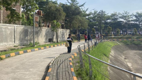 Saat Anak Lain Diantar Orang Tua, Rendra Pulang Sekolah untuk Jualan