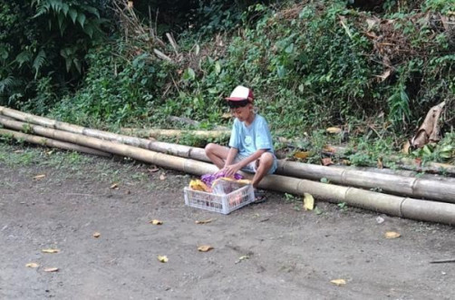 Sepulang Sekolah, Amirul Keliling Jualan Demi Bisa Makan