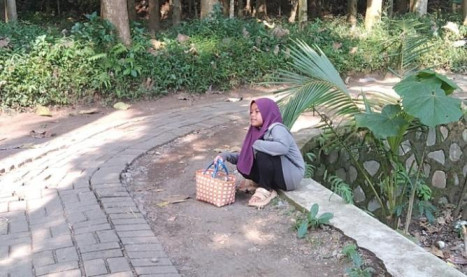 Pulang Sekolah, Alia Bukan Bermain, Tapi Cari Nafkah